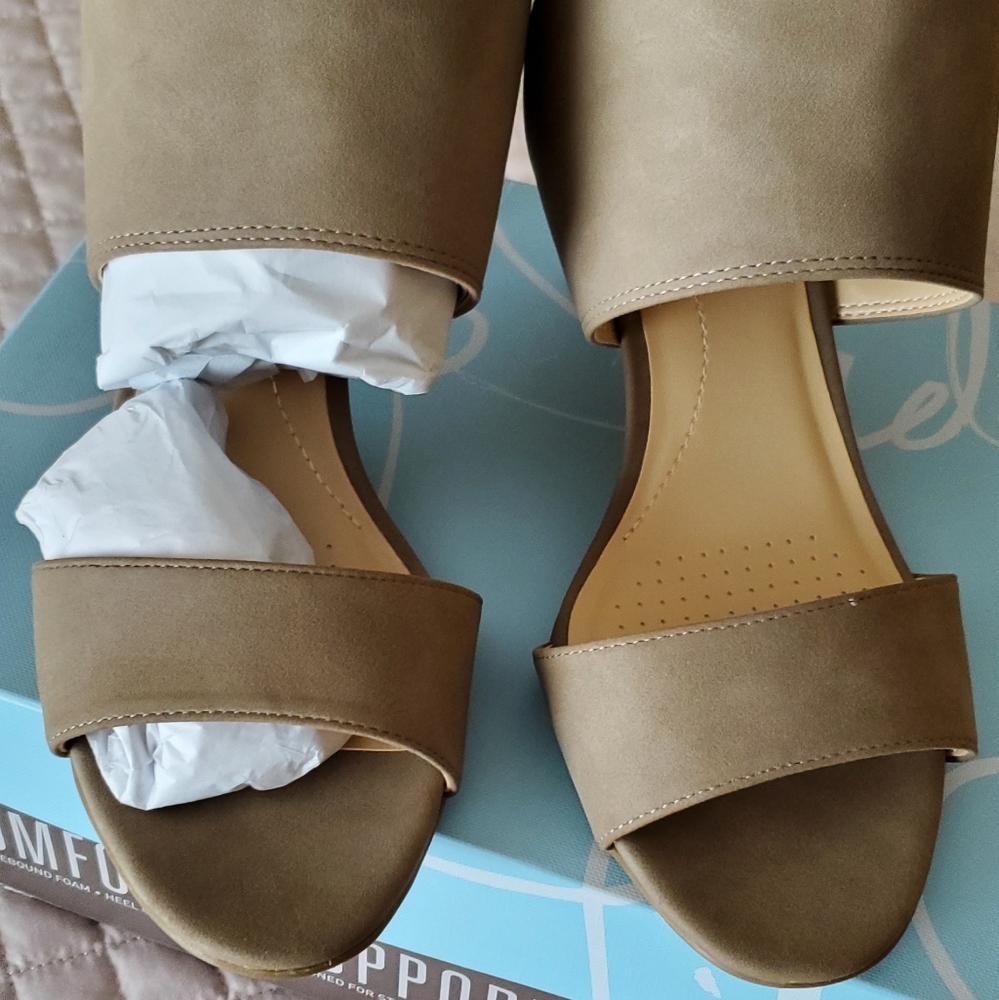 NEW! Life Stride Carissa Sandals - Picture 2 of 6